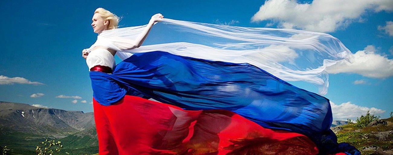 Русская немка с флагом России
