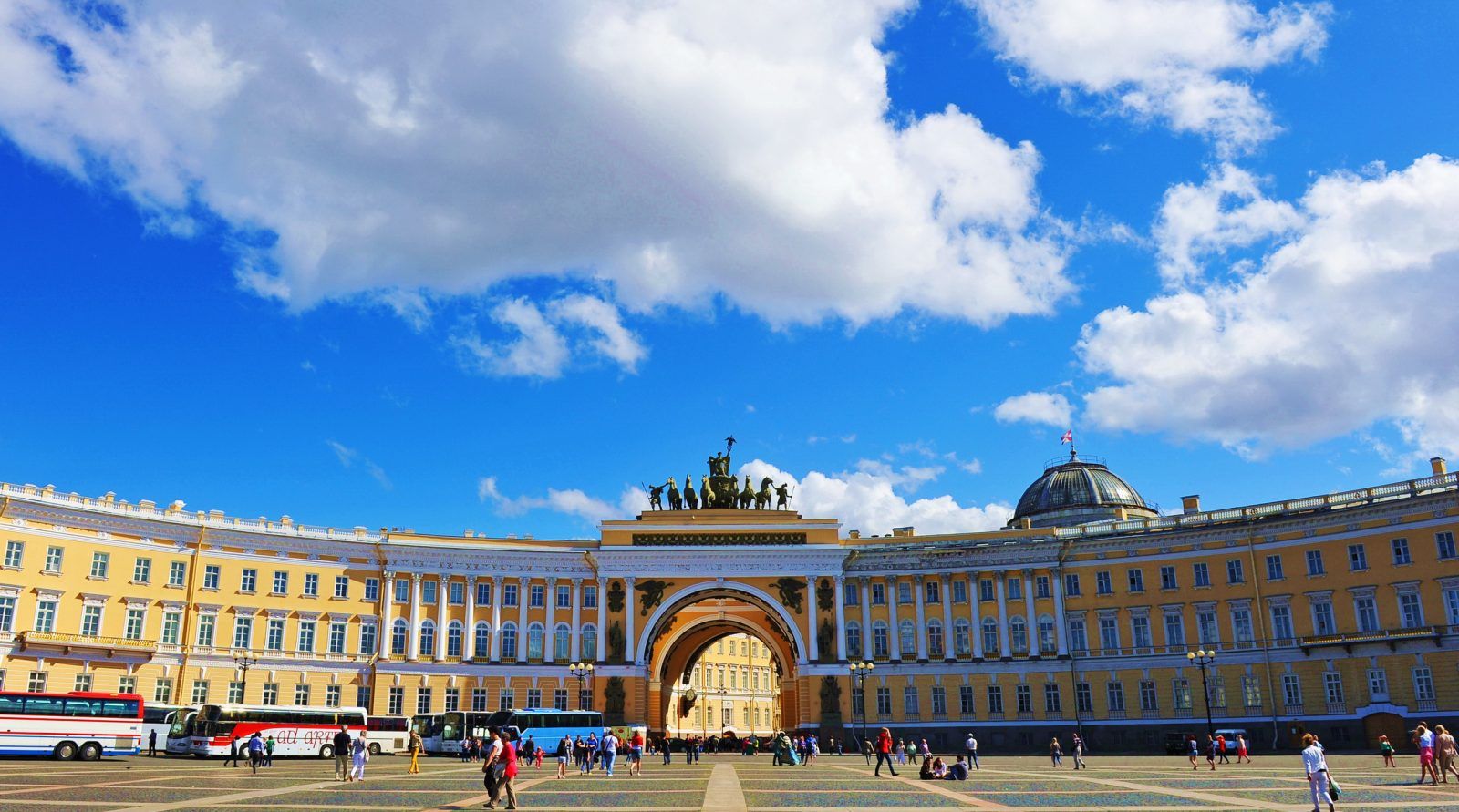 Главная площадь Санкт-Петербурга с "Колесницей Славы"