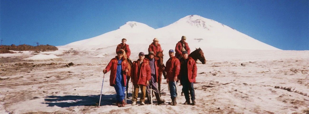 Миг славы на вершине Эльбруса: покорители Эльбруса на карачаевских лошадях.