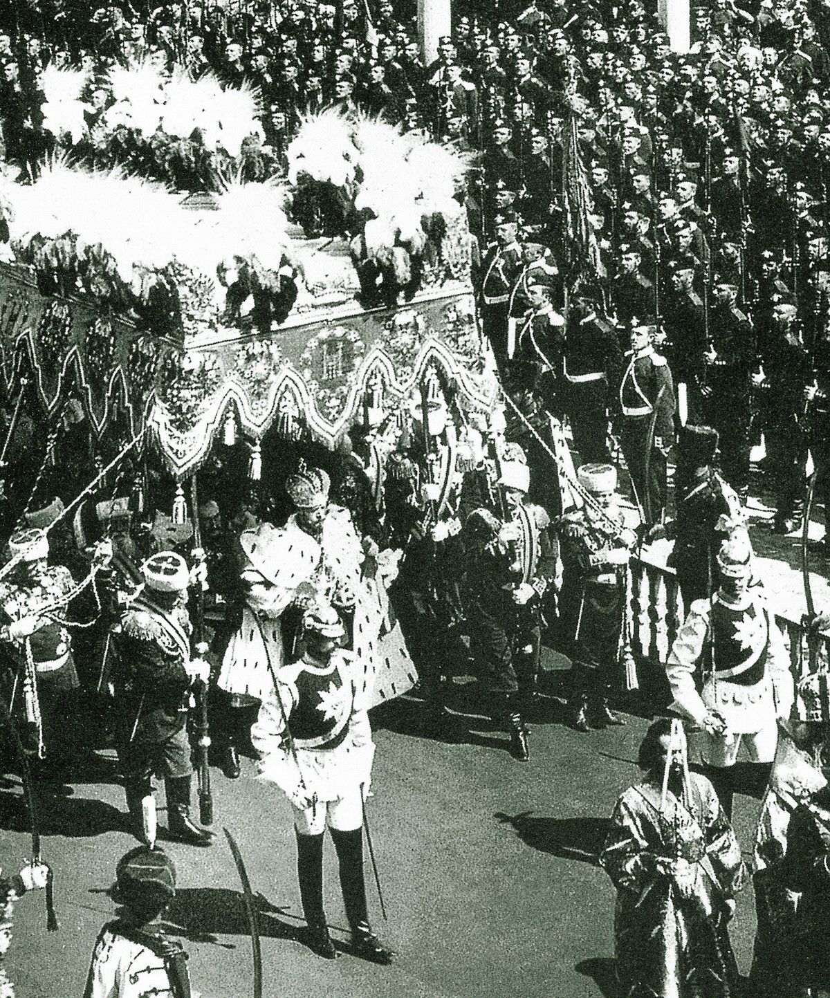 Кавалергард Маннергейм (четвёртый справа от Государя) в почётном карауле лейб-гвардии Кавалергардского полка при коронации Николая Второго (1896)