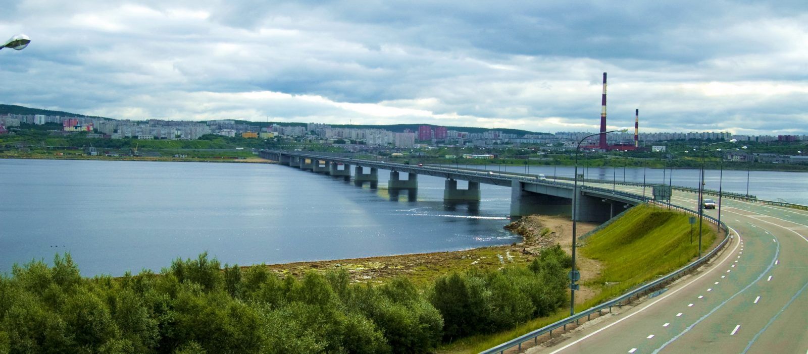 Другой «ударной стройкой» стало возведение самого крупного искусственного сооружения на северо-западе России — моста через Кольский залив в Мурманске протяжённостью 1,6 километра. 
