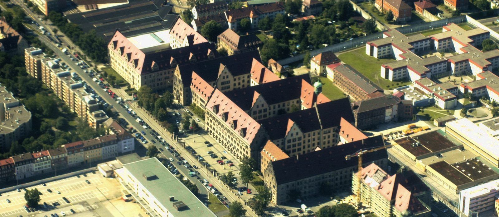 Нюрнберг — город на севере немецкой земли Бавария, известный средневековыми сооружениями, среди которых крепостные укрепления и каменные башни в Альтштадте (Старый город). На территории Нюрнбергской крепости, расположенной на северной окраине Альтштадта, находится Императорский замок, окруженный зданиями с красными крышами. На площади Хауптмаркт (Центральная площадь) можно осмотреть позолоченный фонтан Шёнер-Бруннен (Прекрасный фонтан) с несколькими статуями, установленными на разных уровнях, и церковь Фрауэнкирхе XIV века в готическом стиле...