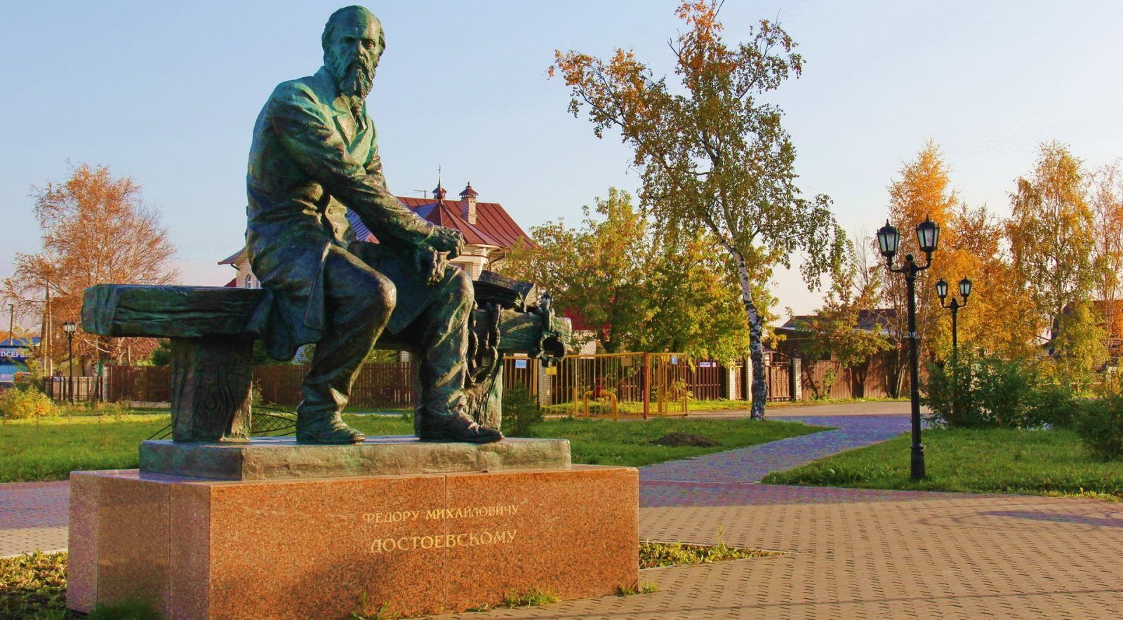 Памятник Фёдору Михайловичу Достоевскому в Тобольске
