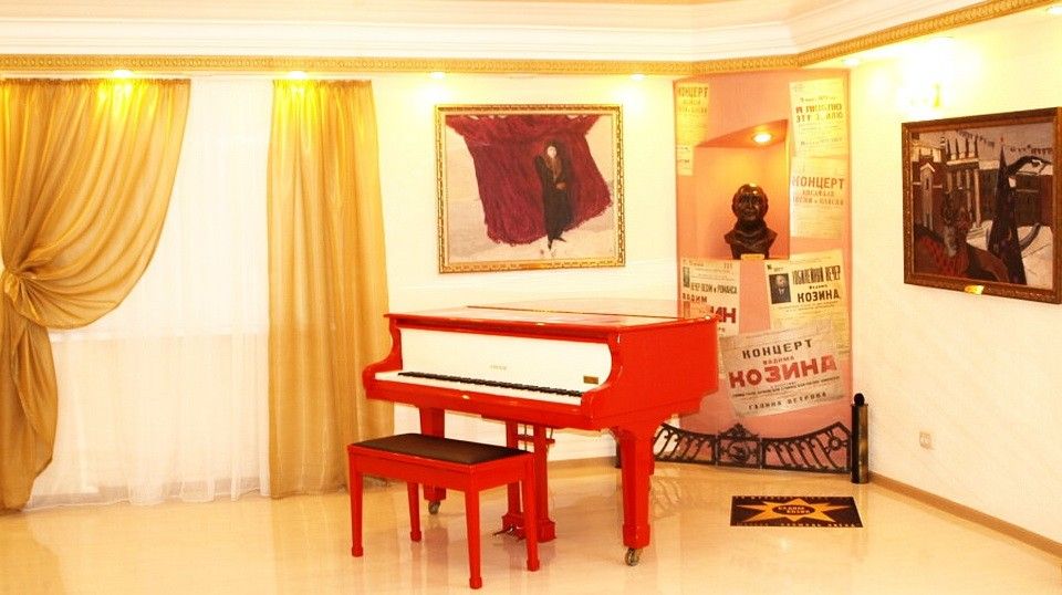 Подаренный другом Вадима Козина красный рояль в музее-квартире.