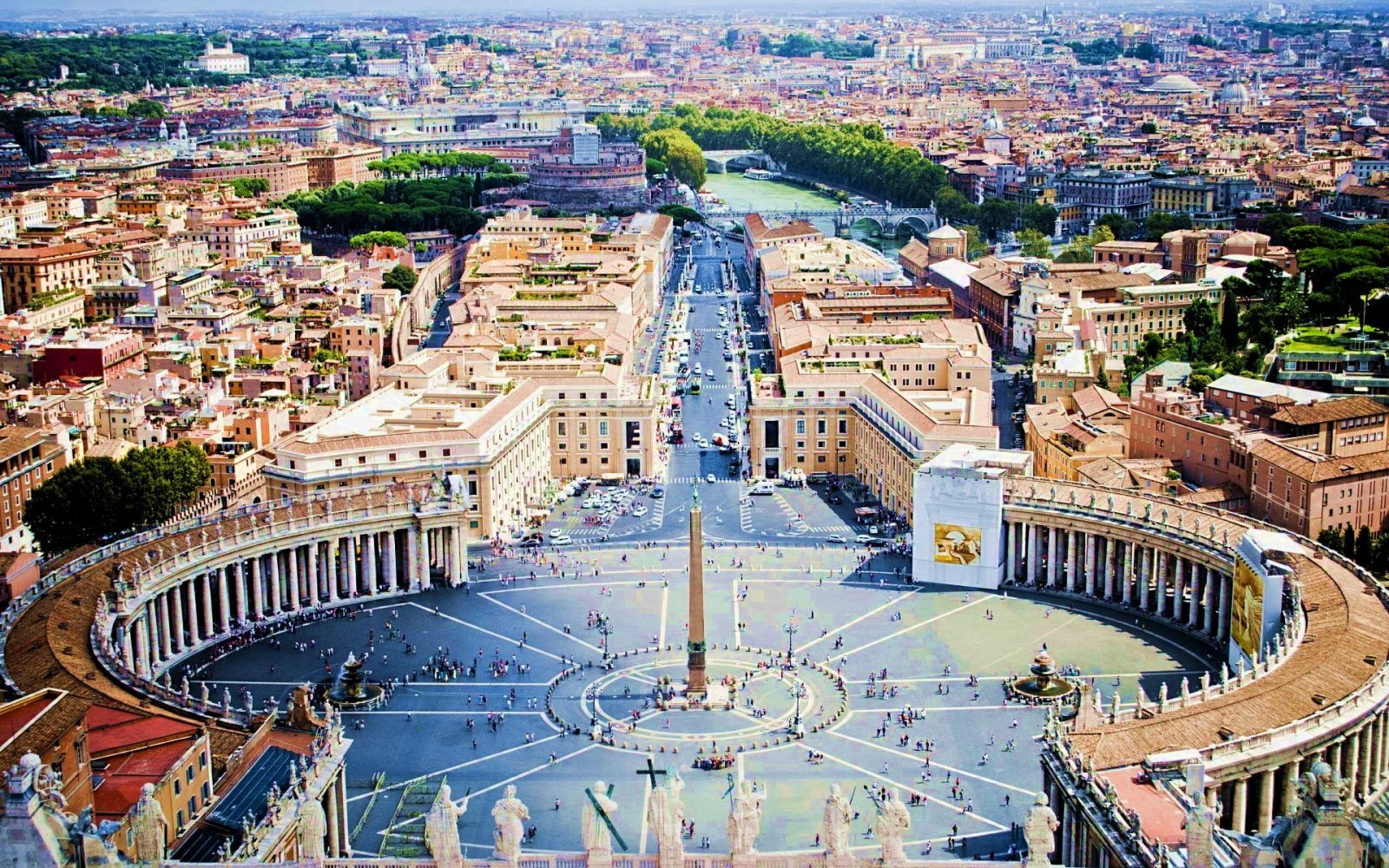 Римский Форум — Форум в центре Древнего Рима, вместе с прилегающими зданиями. Первоначально на нём размещался рынок, позже он включил в себя комиций, курию, и приобрёл политические функции…