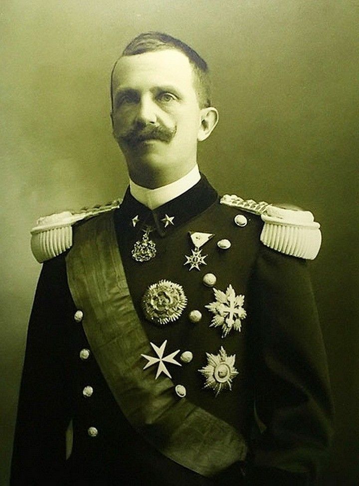 Король Италии Виктор Эммануил III — третий король единой Италии нового времени — с 29 июля 1900 года, император Эфиопии — с 9 мая 1936 по 5 мая 1941 года, король Албании — с 16 апреля 1939 по 8 сентября 1943 года. Первый маршал Империи, представитель Савойской династии, единственный сын и преемник короля Умберто I